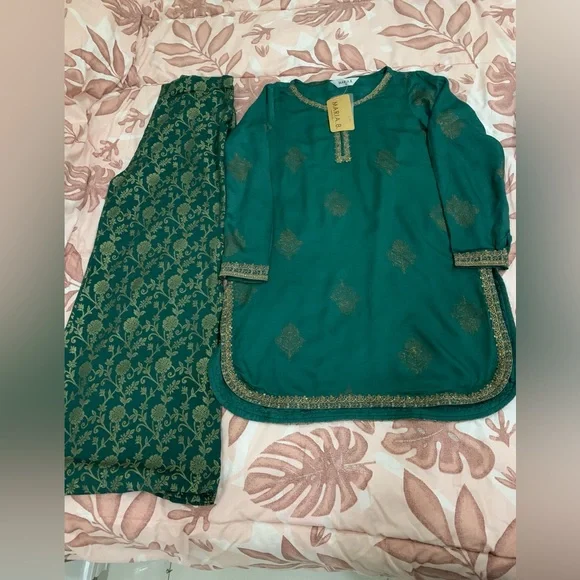 Green and Gold Embroidered Kurta Set - Picture 6 of 10